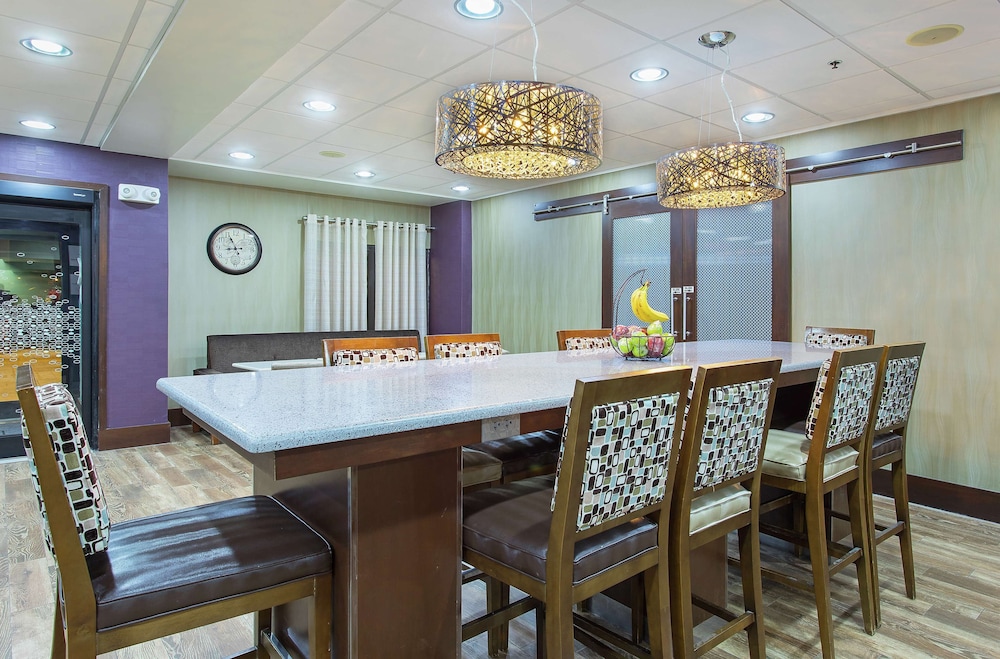 Hampton Inn Cullman - photo 3