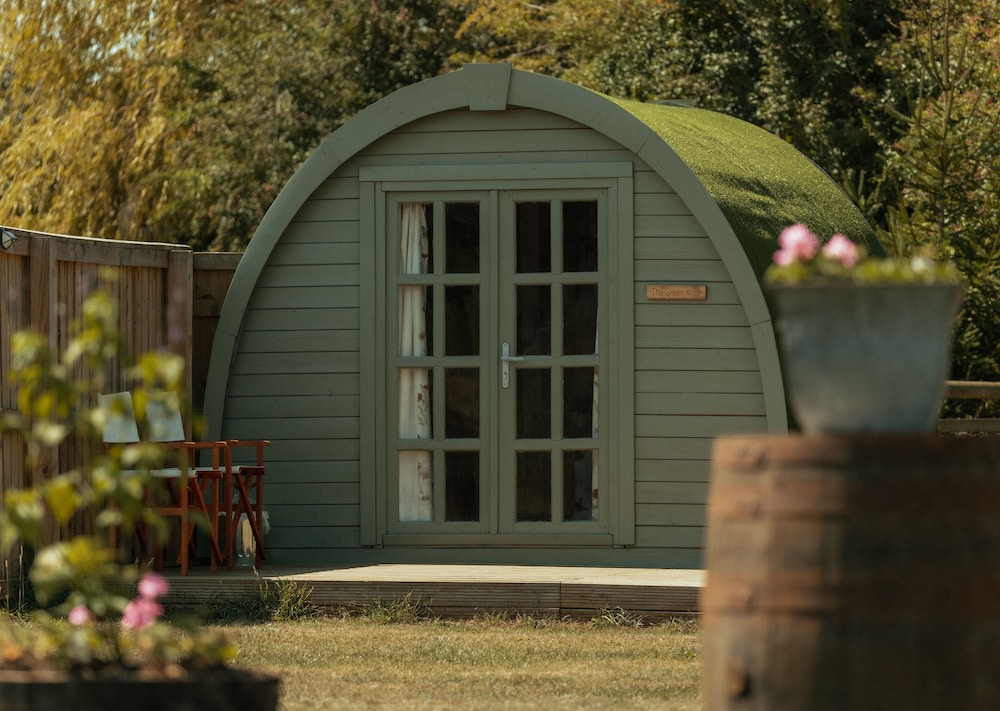 Glamping in Wiltshire the Green Knoll is a charm — hotel in Chippenham