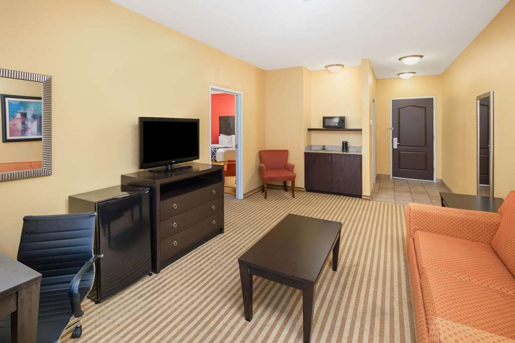 La Quinta Inn & Suites by Wyndham Atlanta Union City - photo 42