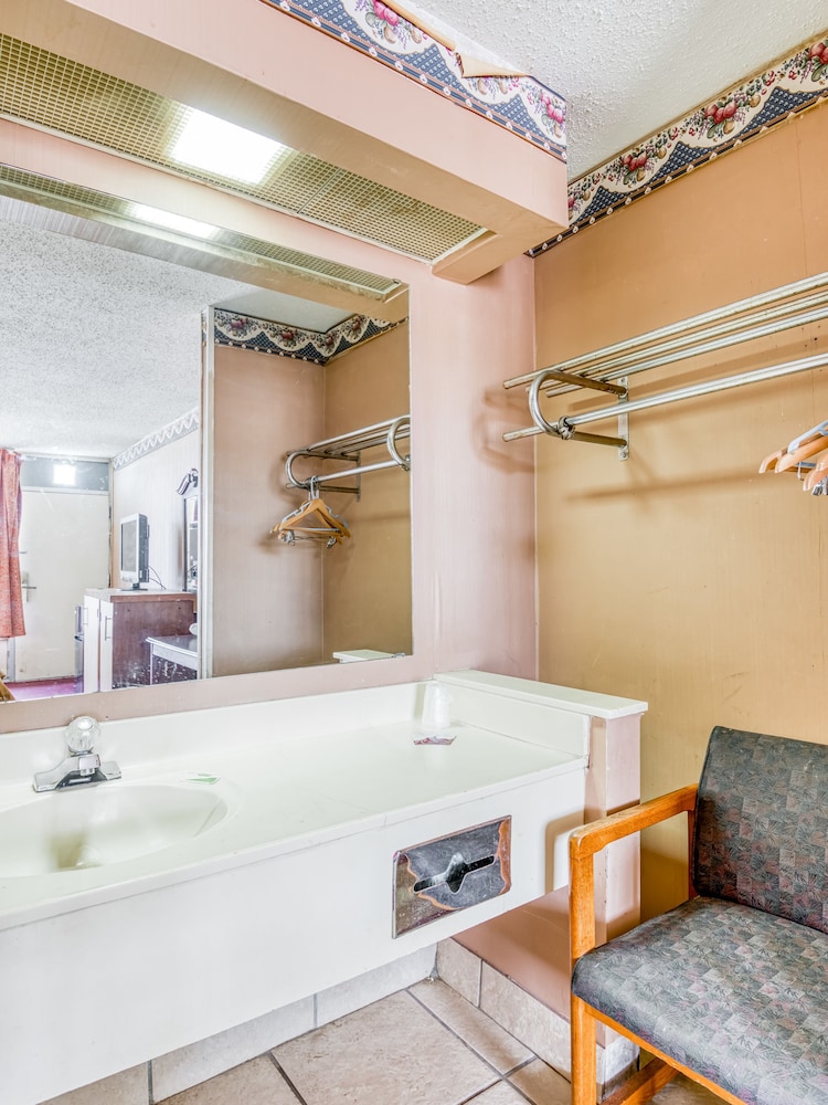 OYO Hotel Jackson North I 55 - photo 20