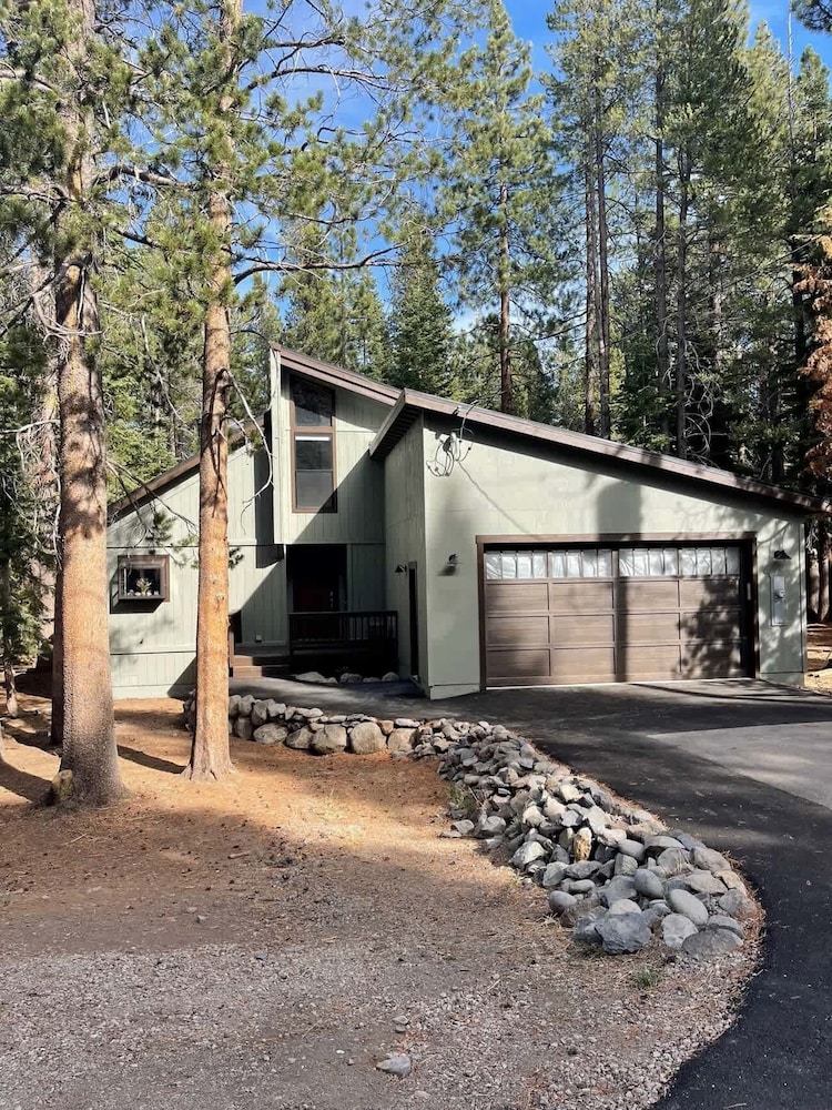 Glacier Forest Getaway HOA Access — 4-Star Luxury Hotel in Truckee, United States