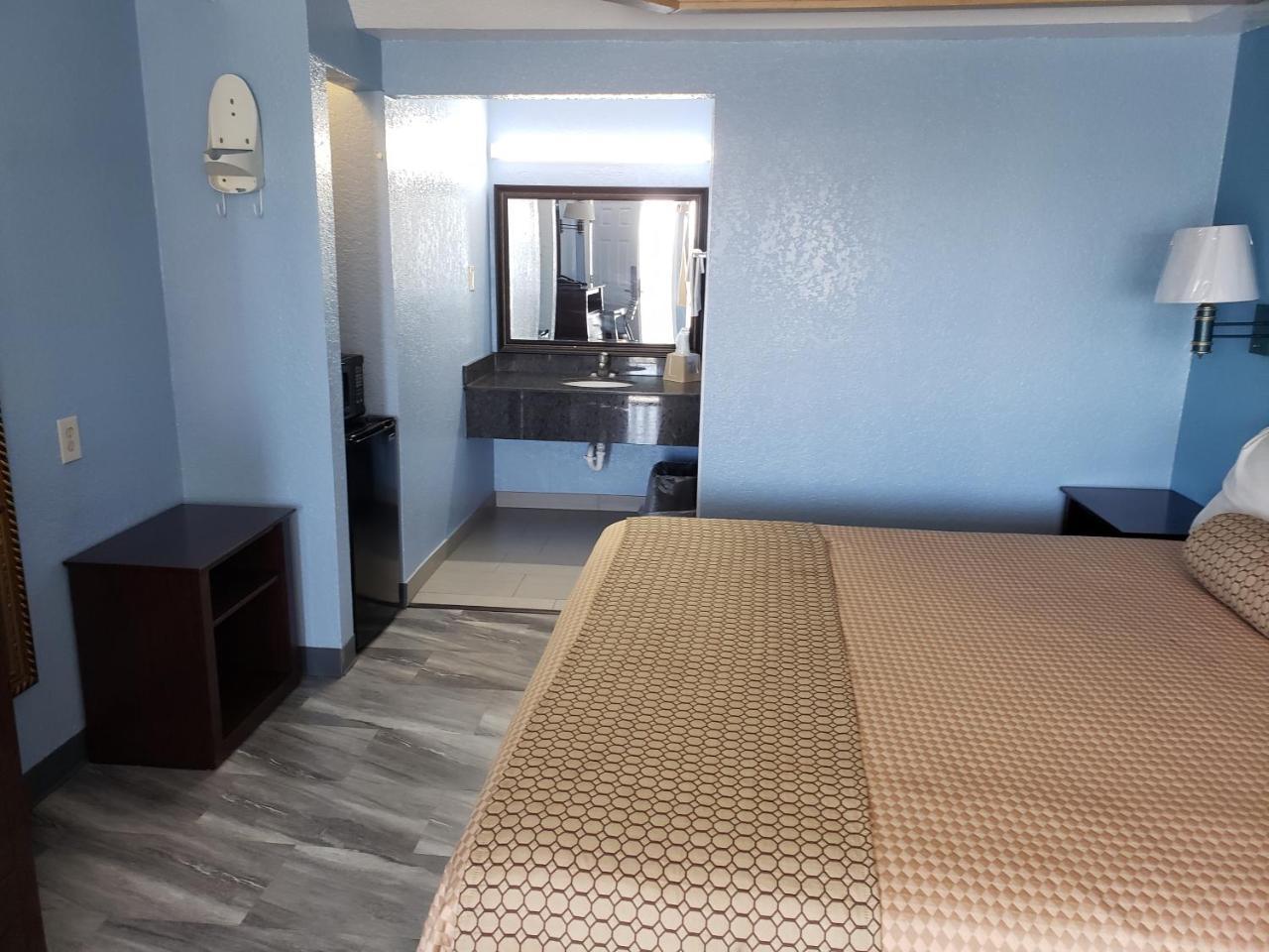 Regency Inn Motel by the Beach - photo 4