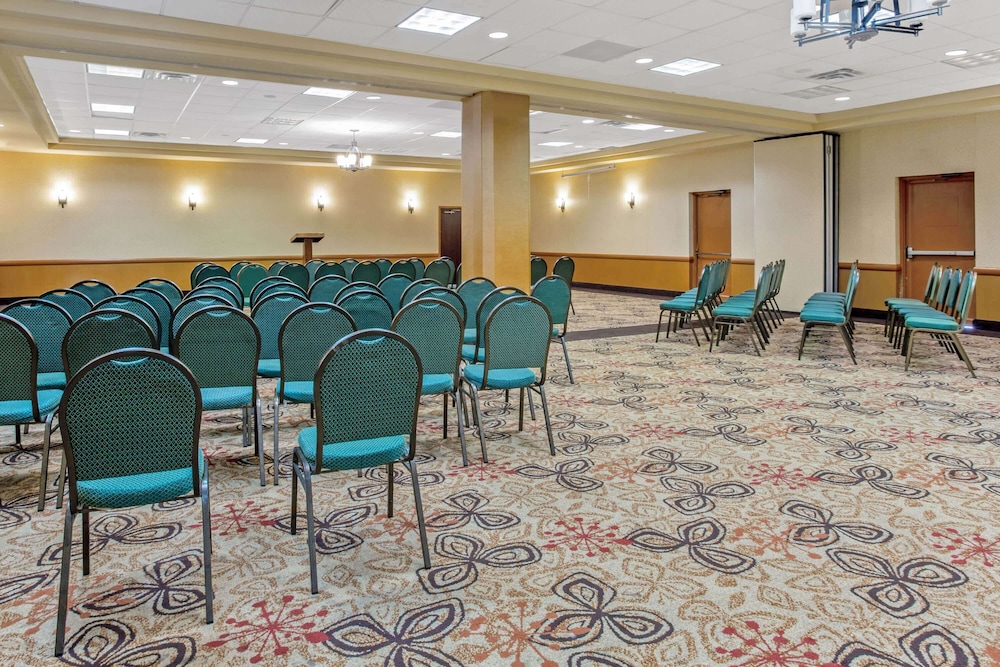 DoubleTree by Hilton Salisbury - photo 38