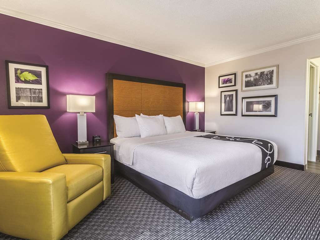 La Quinta Inn & Suites by Wyndham Cleveland Airport North - featured photo
