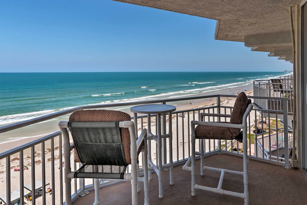 Waterfront Daytona Beach Shores Condo with Amenities — 4-Star Luxury Hotel in Daytona Beach Shores, United States