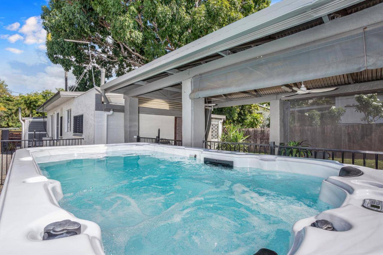 Seaside Serenity Modern Cottage with Spa — 4-Star Luxury Hotel in Machans Beach, Australia
