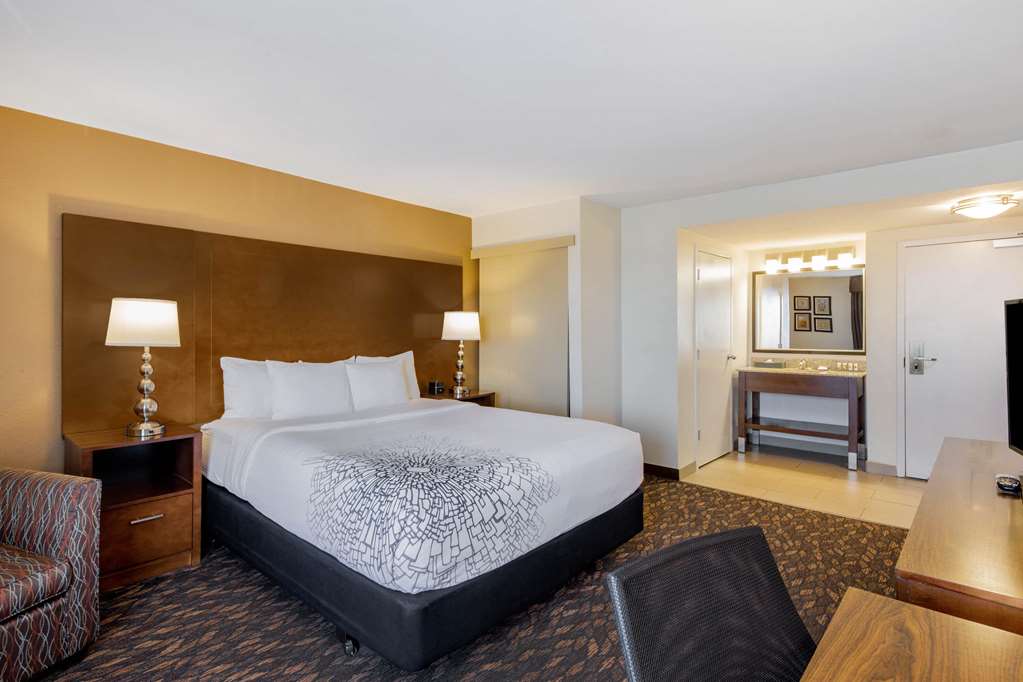 La Quinta Inn & Suites by Wyndham Oakland Hayward - photo 16
