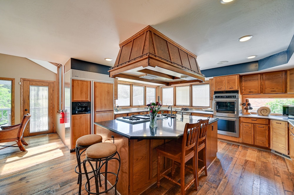 Hot Tub Games Spacious Golf Retreat In Payson — Payson