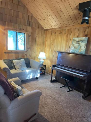 Cozy Cottage off Salmon River Tributary in Town — 4-Star Luxury Hotel in Salmon, United States