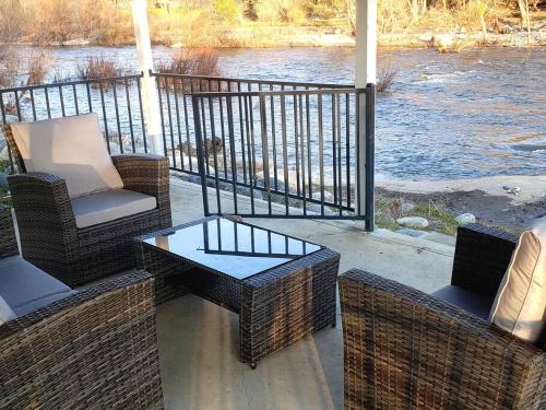 Oasis Riverfront House 10 min to Sequoia — 4-Star Luxury Hotel in Three Rivers, United States