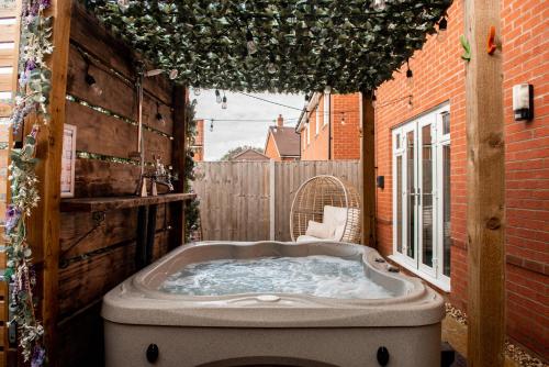 Spacious & Stylish 4 Bed House with Hot Tub in Prime Location — 4-Star Luxury Hotel in Southampton, United Kingdom