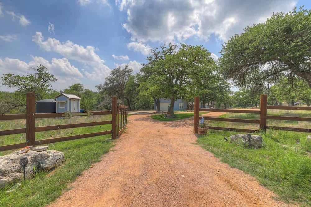 Cactus Flower Peaceful Hill Country Escape in Fredericksburg, United States