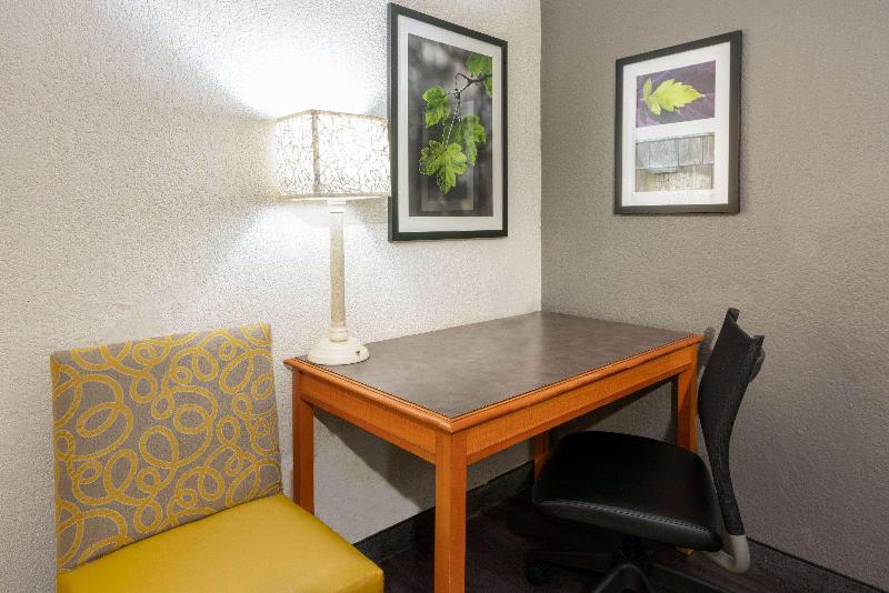 Super 8 by Wyndham The Woodlands North - photo 10