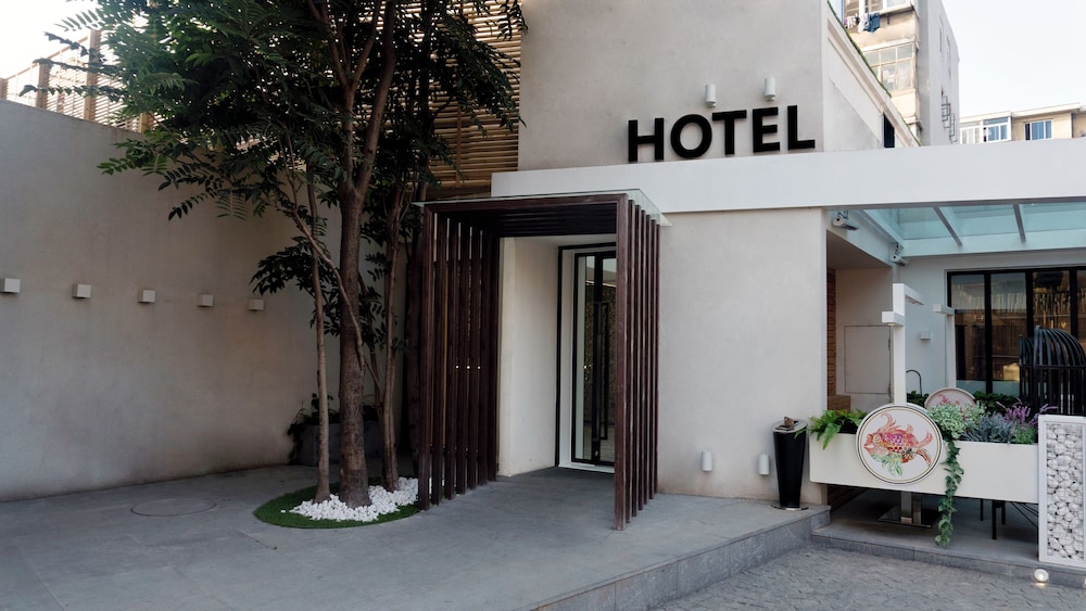 Dalian Luck Art Hotel — hotel in Dalian