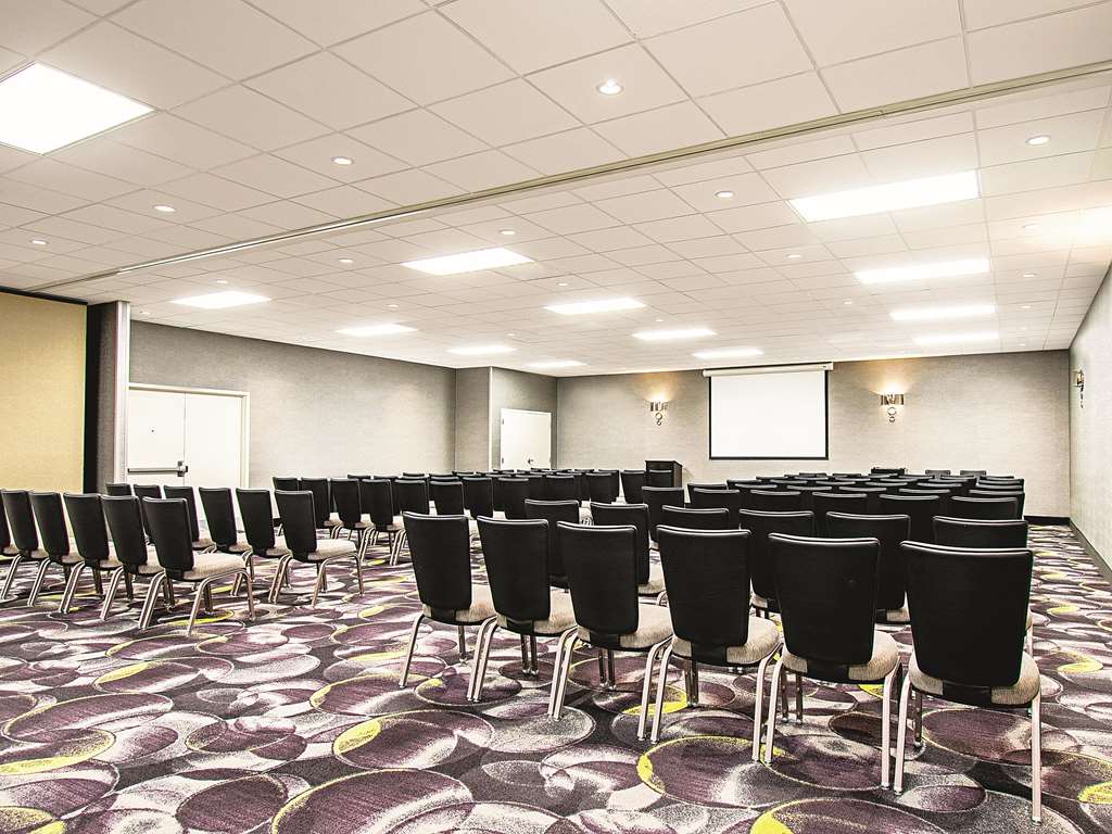 La Quinta Inn & Suites by Wyndham Cincinnati Sharonville - photo 45