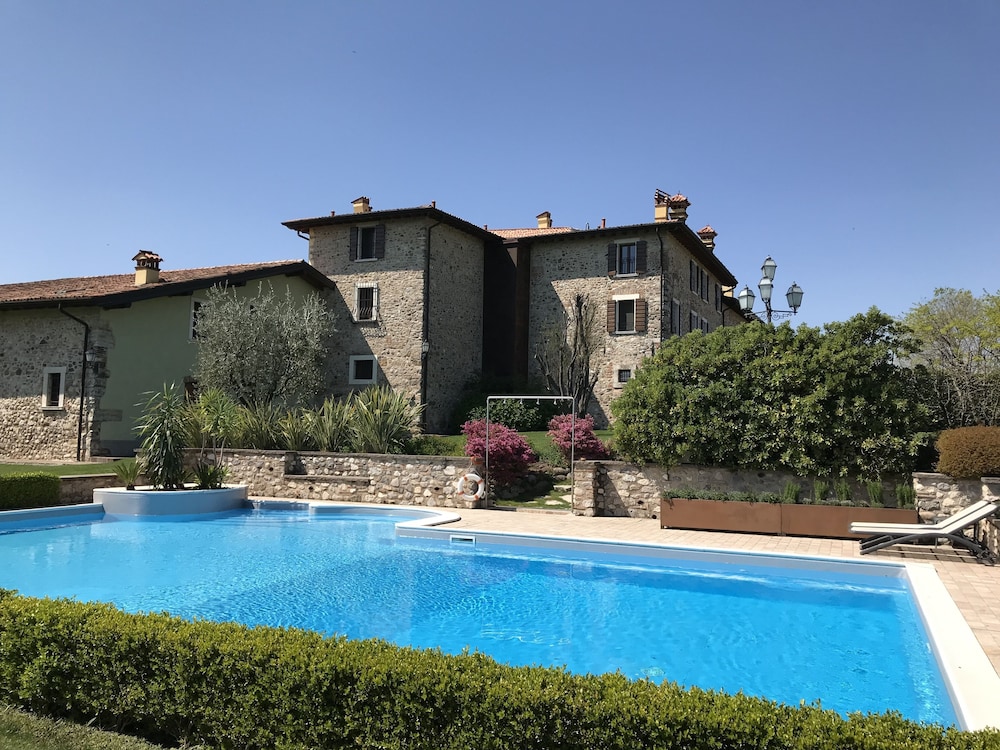 Agriturismo Macesina — 4-Star Luxury Hotel in Bedizzole, Italy