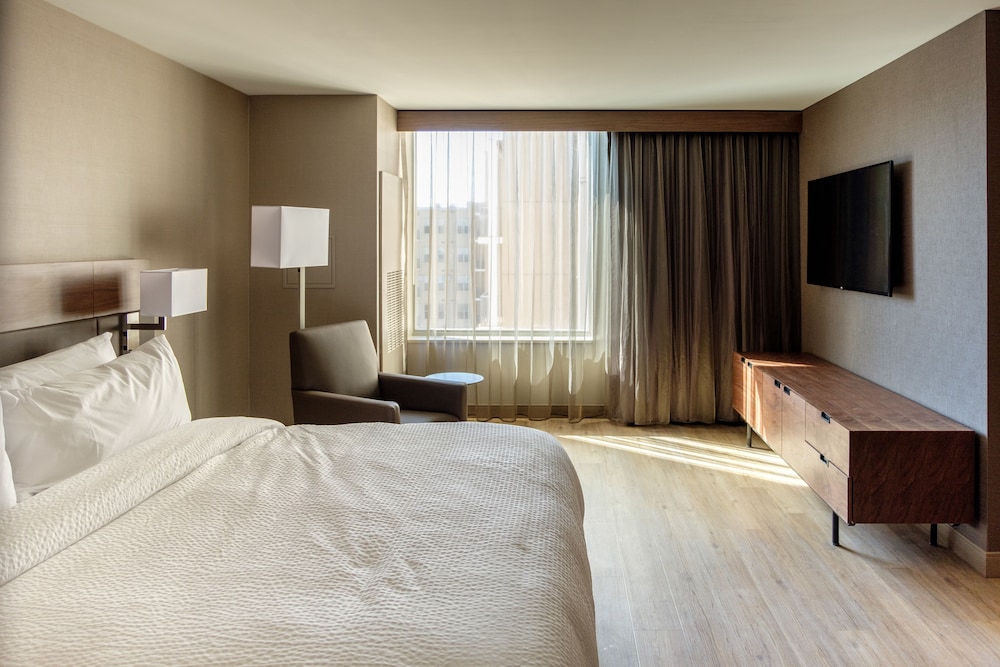 AC Hotel by Marriott Cincinnati at The Banks - photo 8