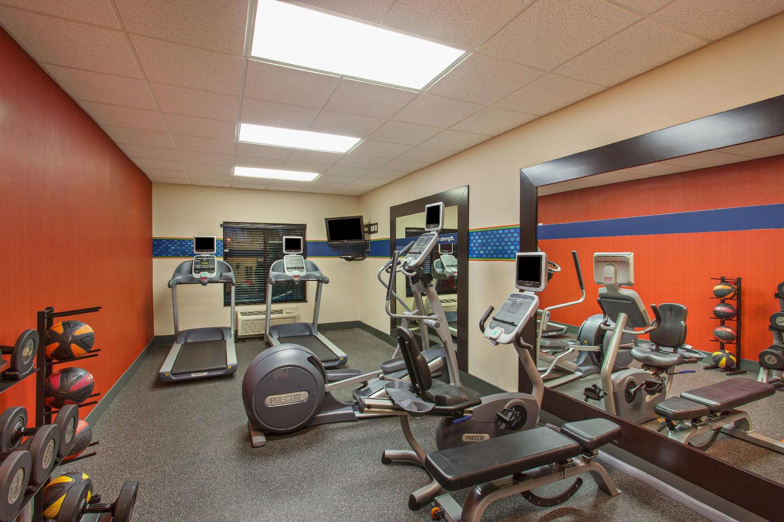 Hampton Inn & Suites Roseville - photo 8