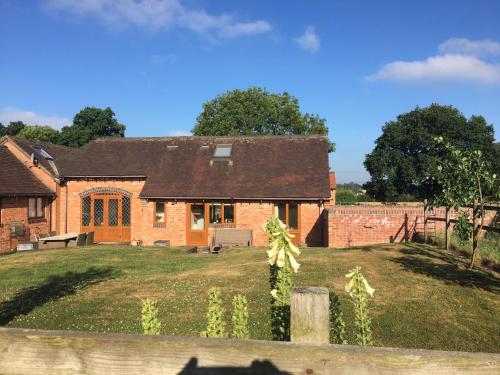 Coach House at Oaks Barn Farm Alcester with optional hire Salt water hot tub — 4-Star Luxury Hotel in Alcester, United Kingdom