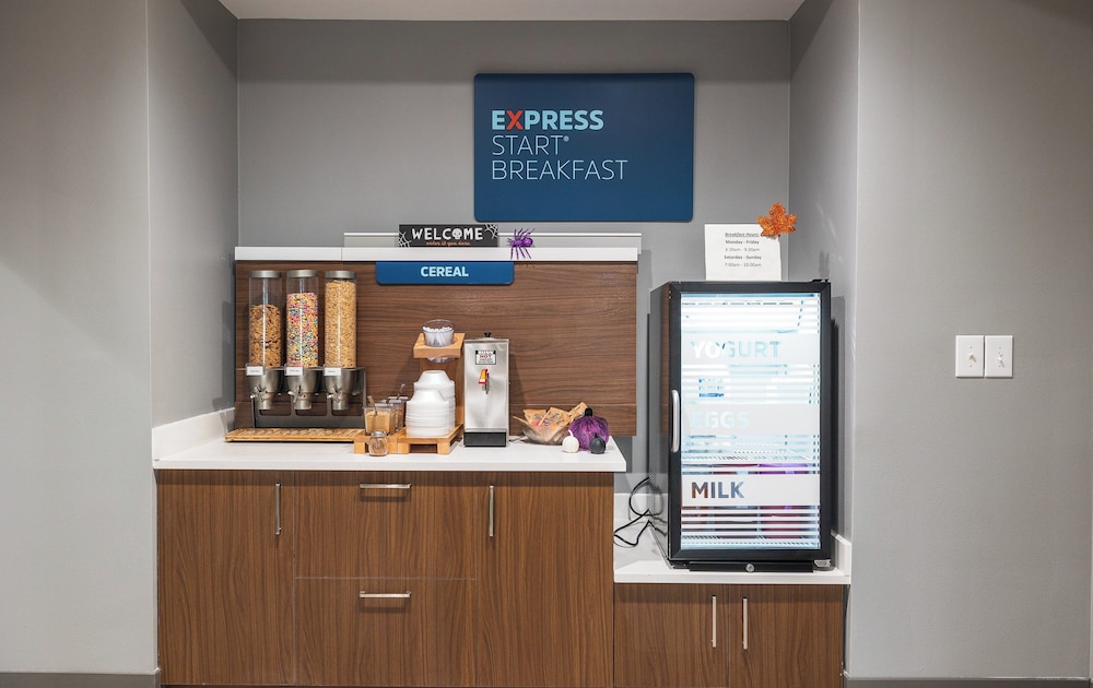 Holiday Inn Express Hotel & Suites St. Robert by IHG - photo 46