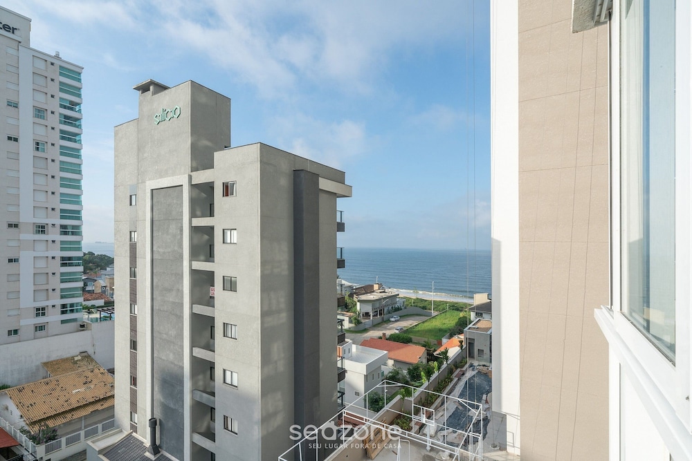 Aptos em Prédio com Piscina a 100 m da Praia LTT