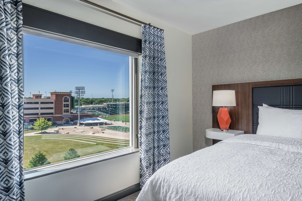 Hampton Inn & Suites Fort Wayne Downtown - photo 20