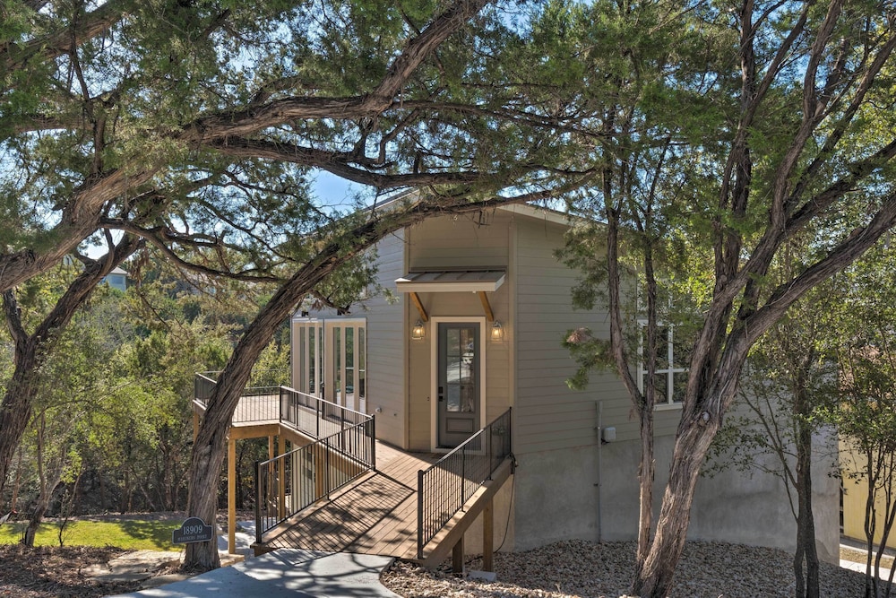 Modern Lake Travis Haven with Resort Amenities - photo 14
