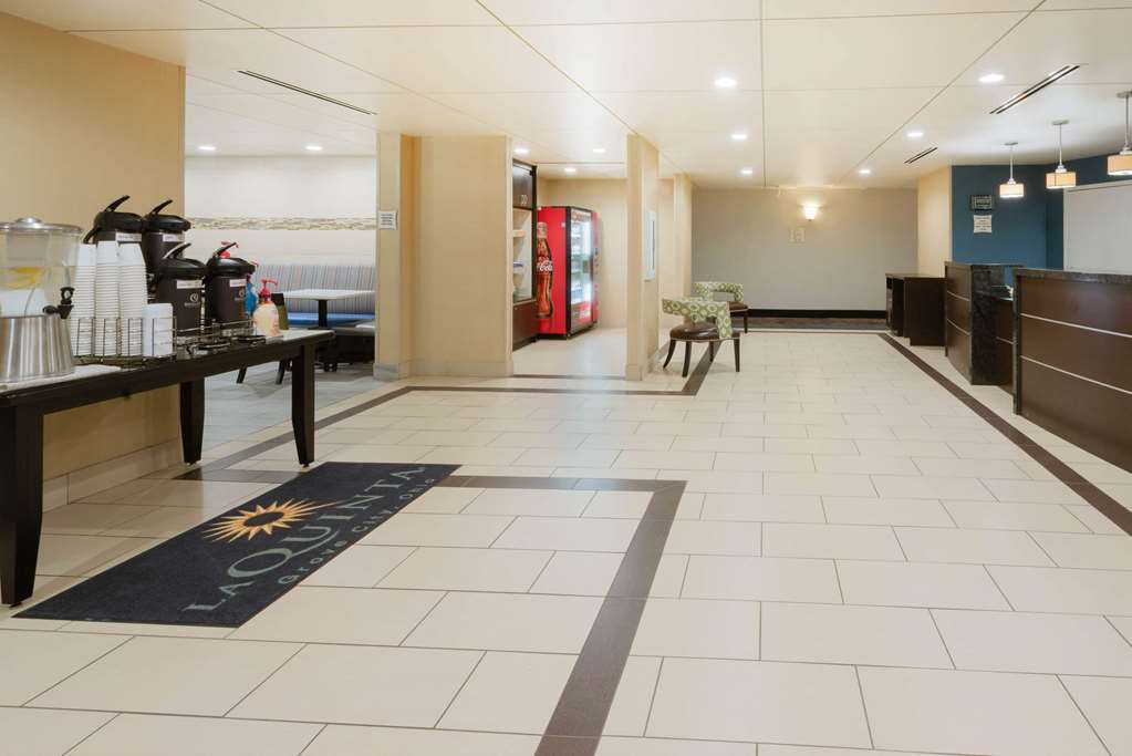 La Quinta Inn & Suites by Wyndham Columbus Grove City - photo 8