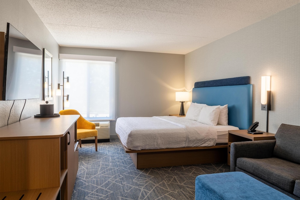 Hampton Inn Portsmouth Central - photo 32