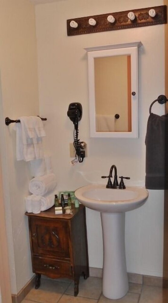 Indiana Jones Bed & Breakfast - photo 12