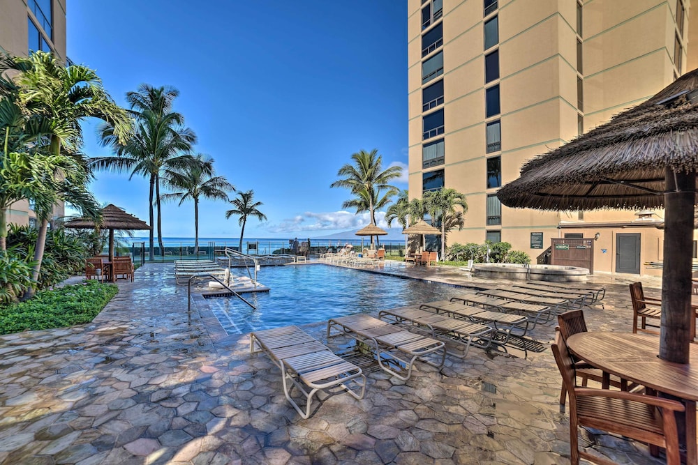 Whale and Sunset Views Oceanfront Lahaina Condo — 4-Star Luxury Hotel in Ka'anapali, United States