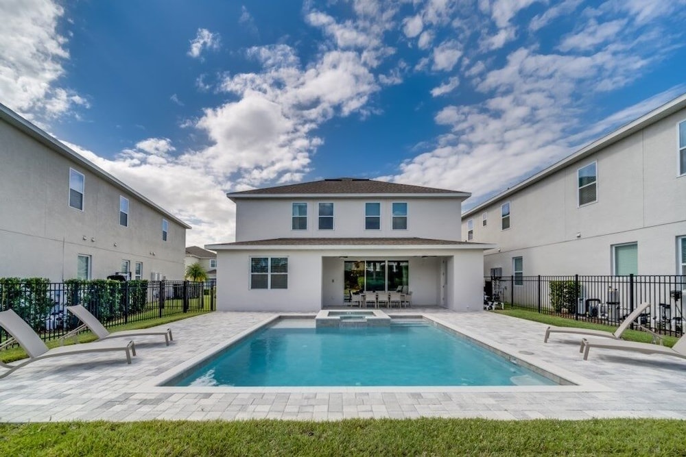 Brand New Encore Resort 5 Bed Resort Home 5 Bedroom Villa - photo 37
