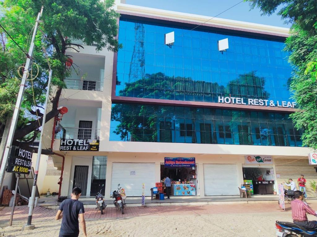 Hotel Rest and Leaf in Anand, India