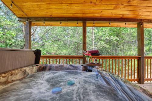 Adventure Retreat Cabin Pool Hot Tub Game Room Theater — 4-Star Luxury Hotel in Sevierville, United States