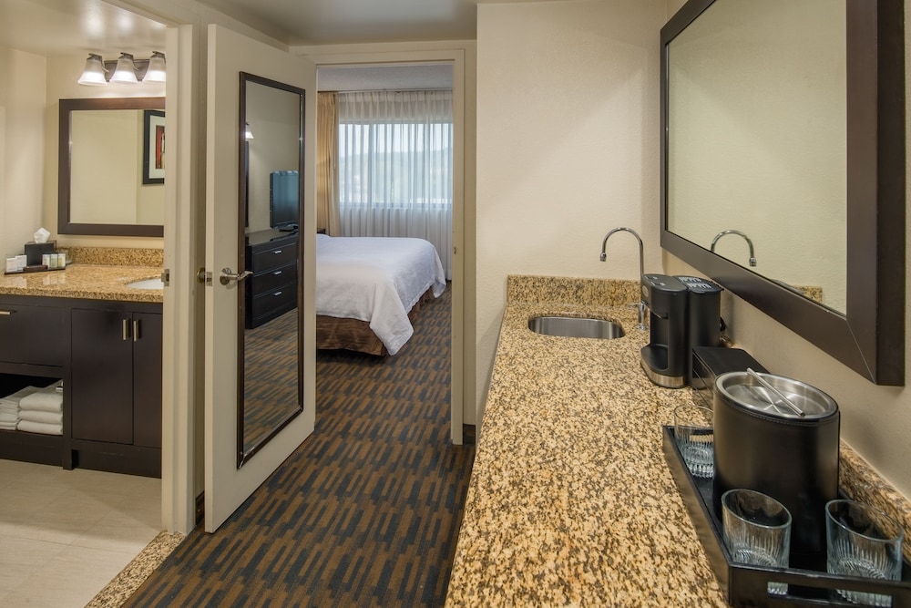 Embassy Suites by Hilton Seattle Tacoma International Airport - photo 25