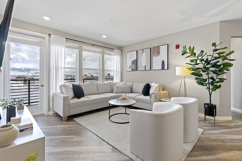 Designer Apt w Jacuzzi Walk To Casino & iMax — hotel in Sparks