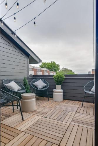 2 Homes 7BR Rooftop Getaway In Trendy Town Near Downtown 5 Mins to Nissan Stadium Less than 10 Mins to Broadway 24 Hr Hospitality Great for Groups — 4-Star Luxury Hotel in Nashville, United States