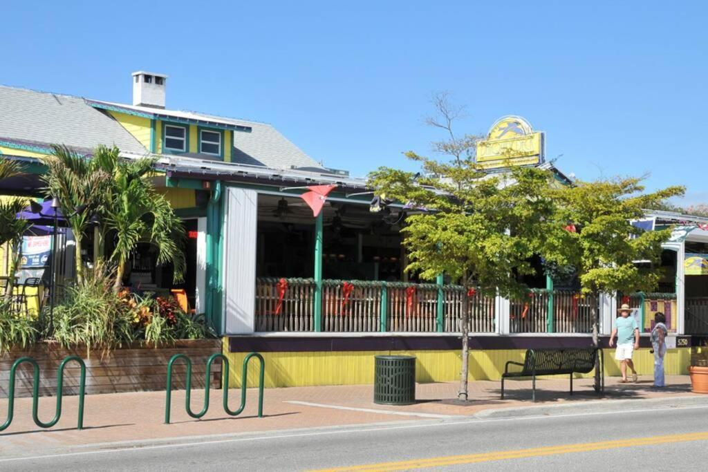 Siesta Key Village Suite #3: A Block to the Beach — 4-Star Luxury Hotel in Sarasota, United States