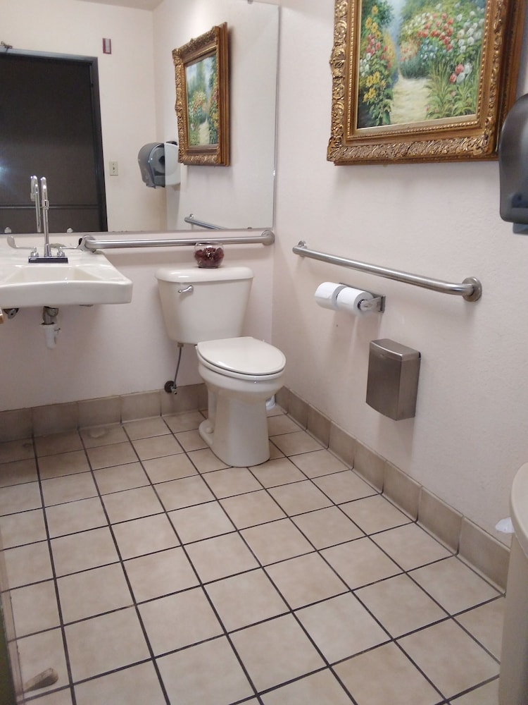 Heritage Place Inn & Suites - photo 8