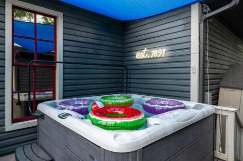 Hot Tub Sauna Fire Pit Putting green Downtown in San Antonio, United States