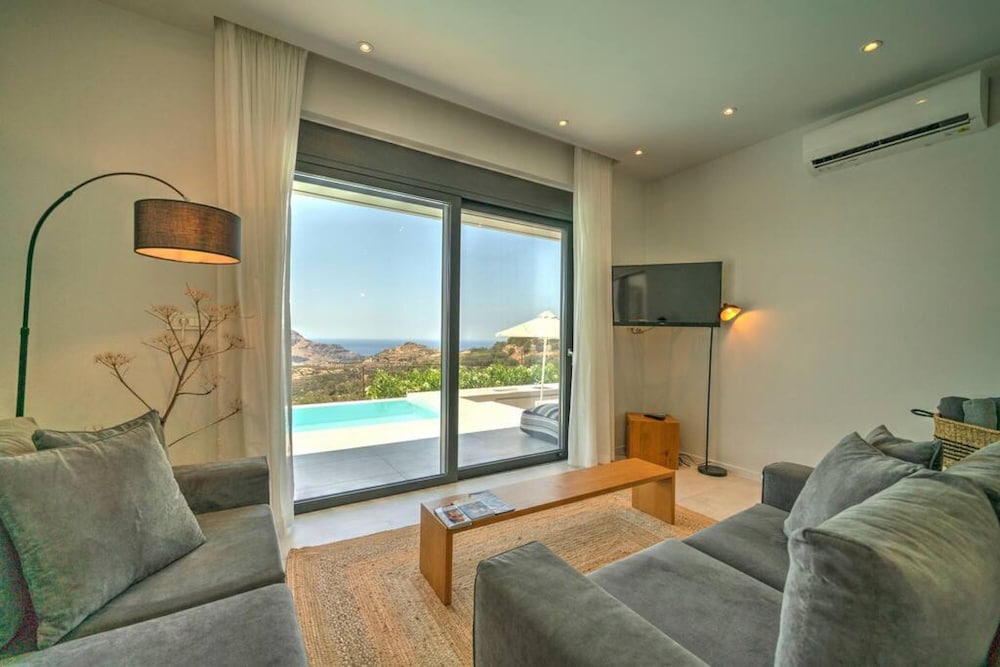 Villa Filios 3 Bedroom Villa With Infinity Pool — 4-Star Luxury Hotel in Agios Vasileios, Greece