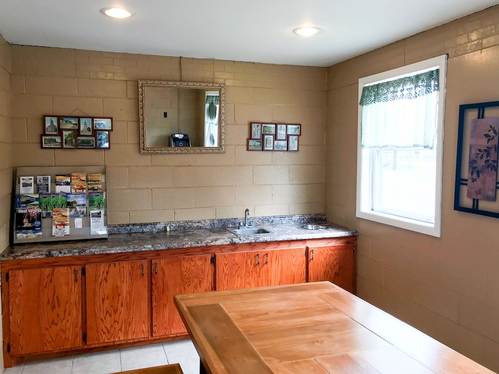 Summers Inn - photo 2
