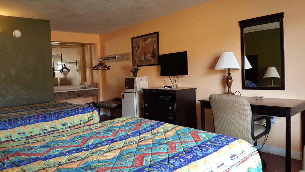 Camelot Inn - photo 2