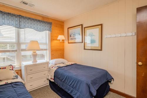 Beach Barracks by Oak Island Accommodations - photo 2