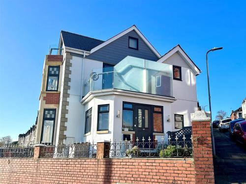 Redlands House By Urban Hideaways — 4-Star Luxury Hotel in Barry, United Kingdom