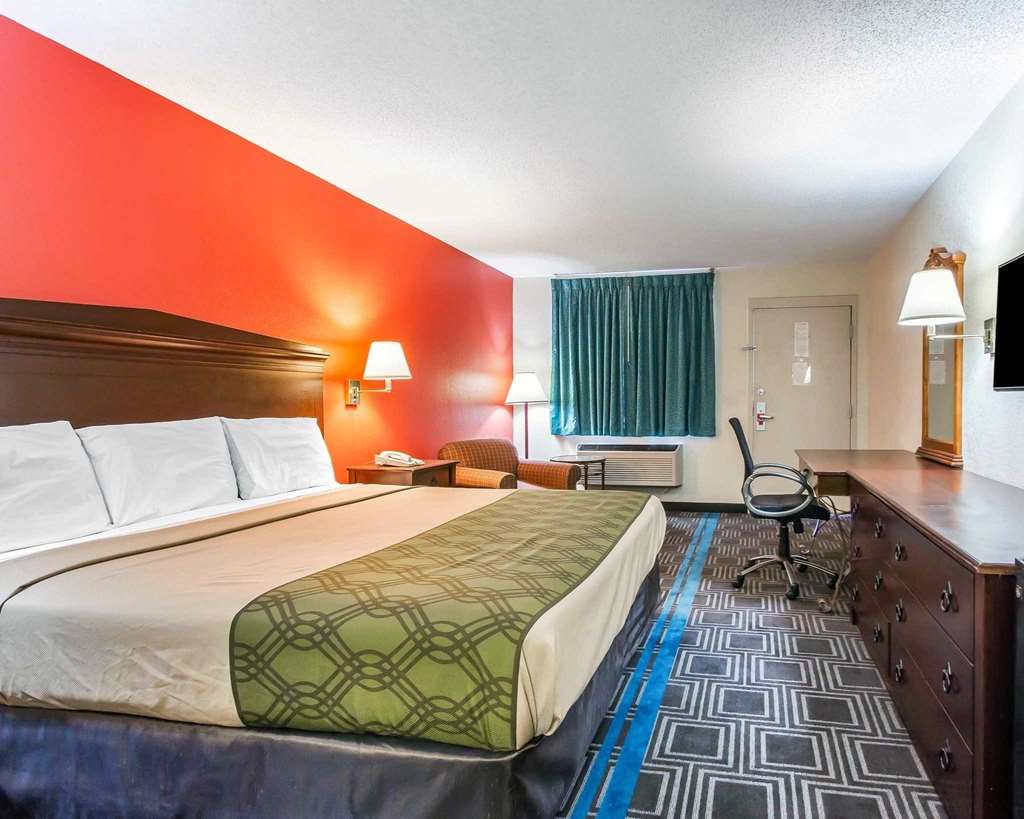 Econo Lodge Lanett - photo 4