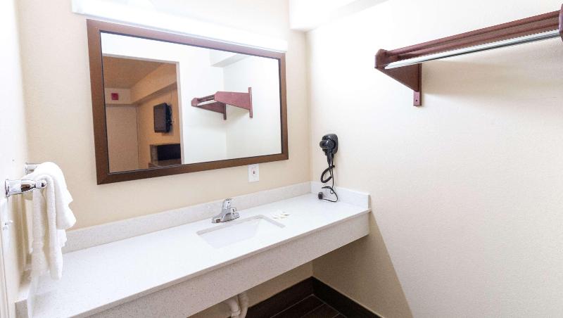 Magnuson Extended Stay and Suites Airport Hotel - photo 12