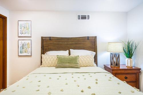 Red Rock Falls Cabin 8 miles from Yosemite South Gate with trailhead Game Room and HotTub — 4-Star Luxury Hotel in Oakhurst, United States