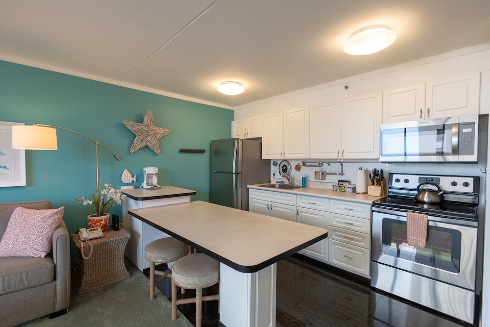 Modern 12th Floor Waikiki Banyan Condo with Partial Ocean Views by Koko Resort Vacation Rentals Honolulu - photo 12