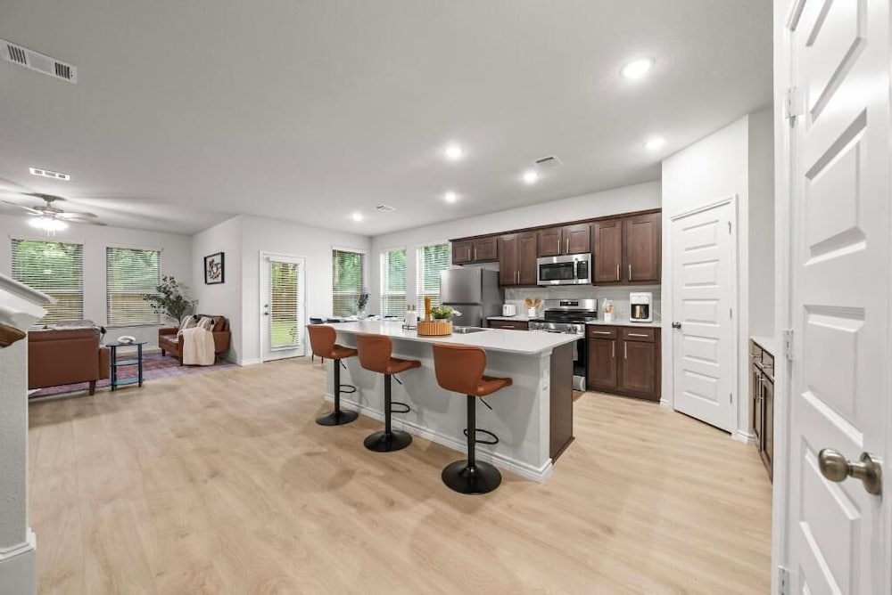 Luxurious 4 Bed Duplex Getaway in Denton, United States